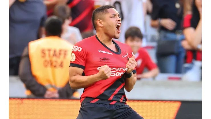 Foto: Divulgação/Athletico-PR - Vítor Roque aproveitou assistência de Khellven, alvo do Palmeiras, para marcar gol da vitória diante do Corinthians
