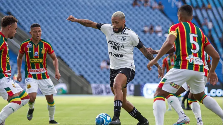 Foto: Israel Simonton / Ceará SC  - Jogadores do Sampaio Corrêa confrontam jogador do Ceará no início da partida
