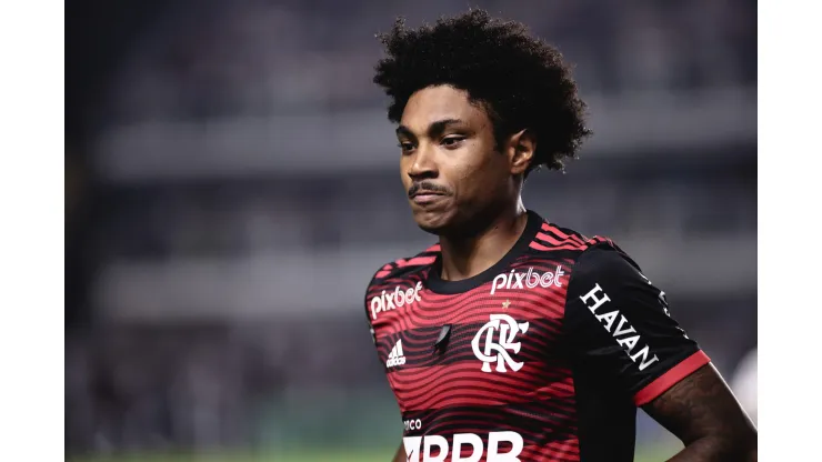 SP - Sao Paulo - 02/07/2022 - BRASILEIRO A 2022, SANTOS X FLAMENGO - Vitinho jogador do Flamengo durante partida contra o Santos no estadio Vila Belmiro pelo campeonato Brasileiro A 2022. Foto: Ettore Chiereguini/AGIF
