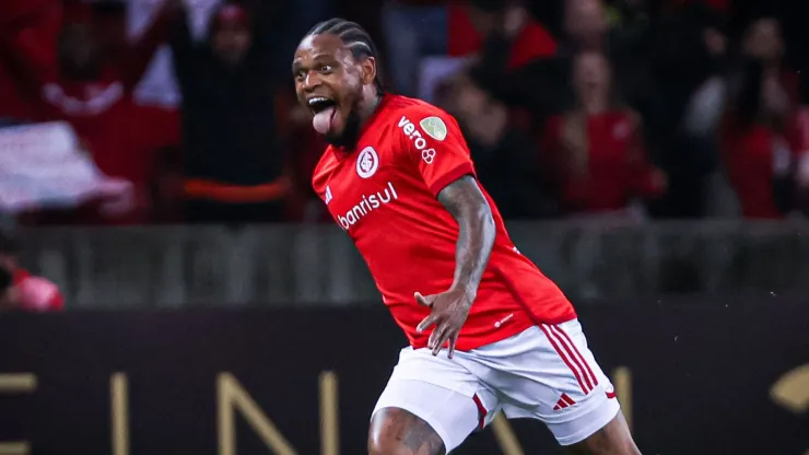 Luiz Adriano jogador do Internacional comemora seu gol durante partida contra o Independiente Medellín - Foto: Maxi Franzoi/AGIF
