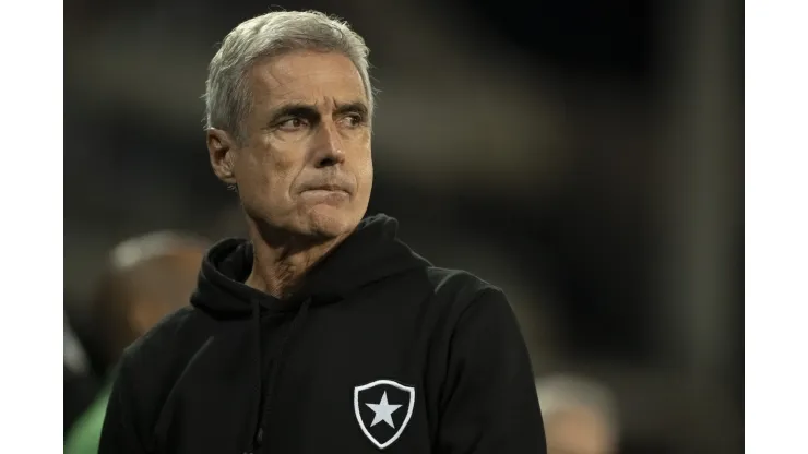 Luis Castro, técnico do Botafogo, durante partida contra o Athletico-PR no estadio Engenhao pelo campeonato Copa do Brasil 2023. Foto: Jorge Rodrigues/AGIF
