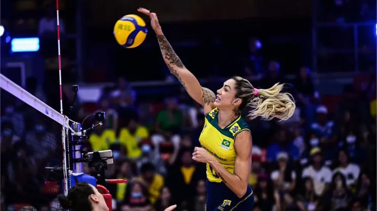 Thaisa ataca bola durante o jogo contra o Canadá pela VNL. Foto: FIVB
