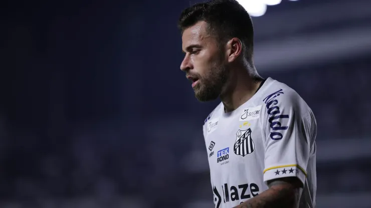 Lucas Lima perde pênalti nos últimos momentos da partida contra o Blooming (Foto: Ettore Chiereguini/AGIF)
