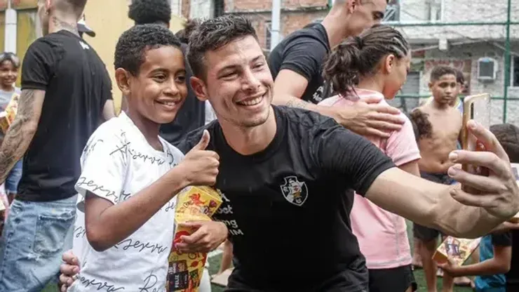 Foto: Matheus Lima/Vasco - Capasso, zagueiro do Vasco, distribui chocolates na Barreira 
