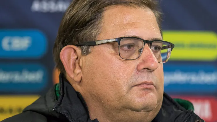 Foto: Robson Mafra/AGIF - Guto Ferreira, tecnico do Coritiba, durante entrevista antes da partida contra o Flamengo no estadio Couto Pereira pelo campeonato Brasileiro A 2022. 
