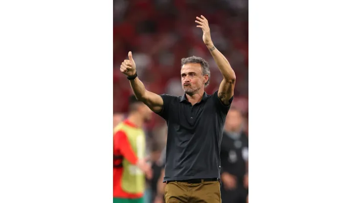 AL RAYYAN, QATAR - DECEMBER 06: Luis Enrique, Head Coach of Spain, applauds fans after the penalty shootout loss during the FIFA World Cup Qatar 2022 Round of 16 match between Morocco and Spain at Education City Stadium on December 06, 2022 in Al Rayyan, Qatar. (Photo by Julian Finney/Getty Images)
