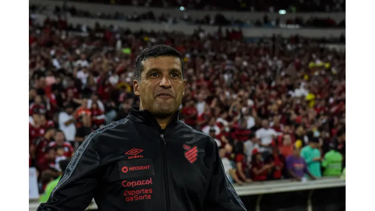 Casemiro se encanta e rasga elogios a titular de Wesley Carvalho no Athletico Paranaense