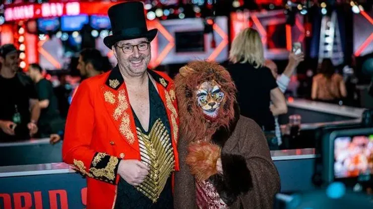 Phil Hellmuth e Dan Cates na WSOP (Foto: Hayley Hochstetler/PokerNews) 
