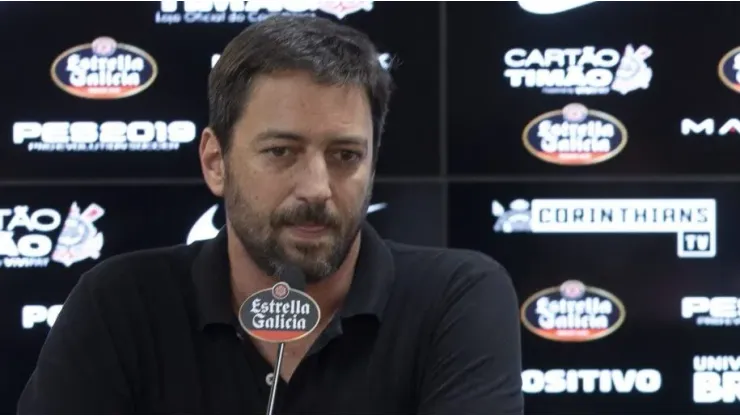 SP - Sao Paulo - 03/01/2019 - Saida do Gerente de Futebol Alessandro do Corinthians - Duilio Monteiro , diretor de Futebol (E), Jorge Kalil , diretor adjunto de Futebol (D), Gerente de Futebol Alessandro Nunes (C) do Corinthians durante anuncio de sua saida no CT Joaquim Grava. Foto: Daniel Vorley/AGIF
