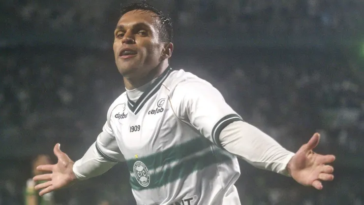 Foto: Gabriel Machado/AGIF - Robson, jogador do Coritiba, comemora seu gol durante partida contra o America-MG no estadio Couto Pereira pelo campeonato Brasileiro A 2023. 
