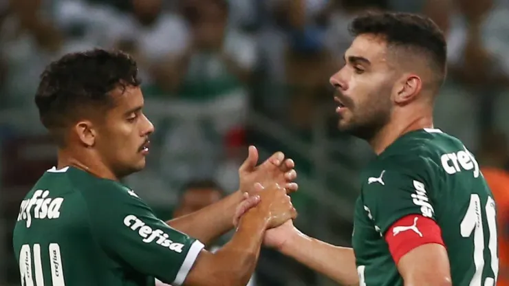 SP - Sao Paulo - 30/10/2019 - Brasileiro A 2019, Palmeiras x Sao Paulo - Bruno Henrique jogador do Palmeiras comemora seu gol com o jogador Gustavo Scarpa durante partida contra o Sao Paulo no estadio Arena Allianz Parque pelo campeonato Brasileiro A 2019. Foto: Marcello Zambrana/AGIF
