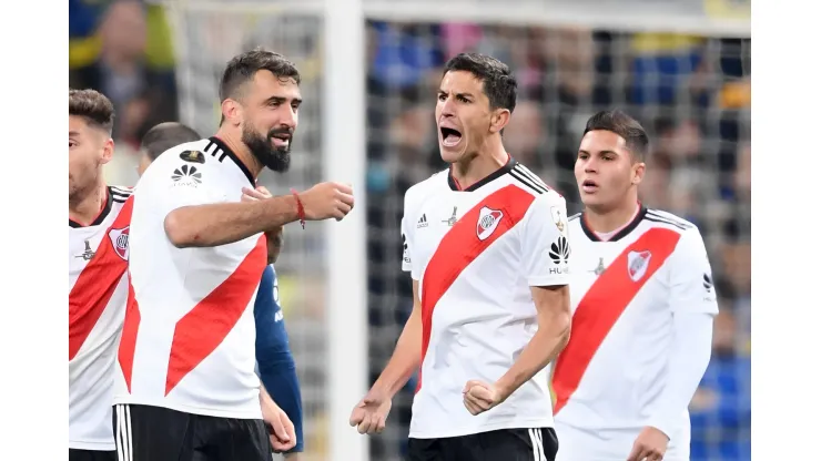 Foto: Getty Images - Lucas Pratto (à esquerda) foi contatado pelo Santos e pode reforçar time de Paulo Turra
