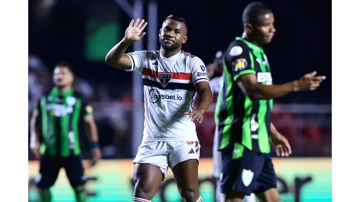 Luan com a camisa do São Paulo - Foto: Marcello Zambrana/AGIF
