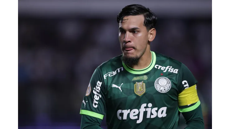 SP - SANTOS - 20/05/2023 - BRASILEIRO A 2023, SANTOS X PALMEIRAS - Gustavo Gomez jogador do Palmeiras durante partida contra o Santos no estadio Vila Belmiro pelo campeonato BRASILEIRO A 2023. Foto: Ettore Chiereguini/AGIF
