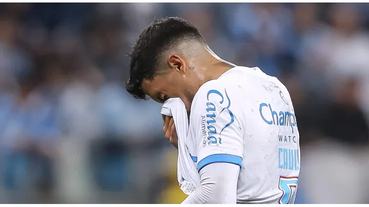 Cauly, do Bahia, lamenta chance perdida durante partida contra o Gremio na Arena do Gremio pela Copa do Brasil 2023. Foto: Pedro H. Tesch/AGIF
