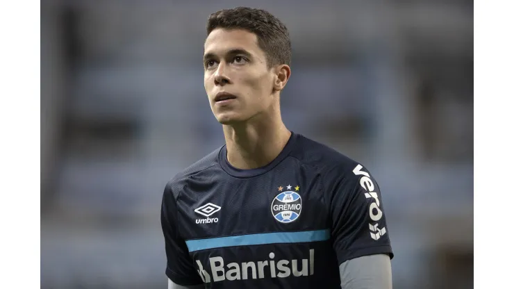 Brenno com a camisa do Grêmio - Foto: Liamara Polli - Pool/Getty Images
