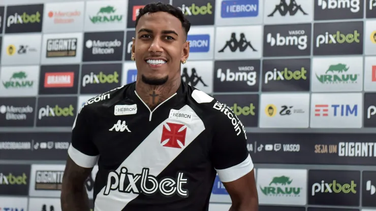 RJ - RIO DE JANEIRO - 05/04/2023 - VASCO, APRESENTACAO RWAN CRUZ - Rwan Cruz posa para fotos durante sua apresentacao oficial como jogador do Vasco em coletiva de imprensa realizada no CT Moacyr Barbosa. Foto: Thiago Ribeiro/AGIF
