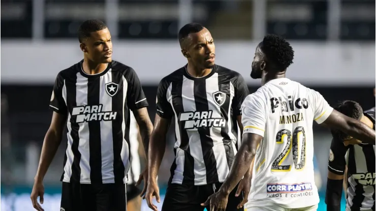 Foto: Abner Dourado/AGIF - Mendoza, jogador do Santos discute com jogador Junior Santos do Botafogo durante partida no estadio Vila Belmiro pelo campeonato Brasileiro A 2023. 
