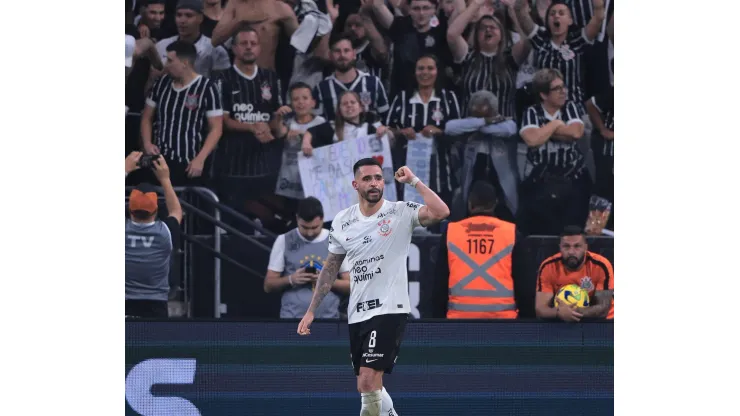 SP - SAO PAULO - 25/07/2023 - COPA DO BRASIL 2023, CORINTHIANS X SAO PAULO - Renato Augusto jogador do Corinthians comemora seu gol durante partida contra o Sao Paulo no estadio Arena Corinthians pelo campeonato Copa do Brasil 2023. Foto: Ettore Chiereguini/AGIF
