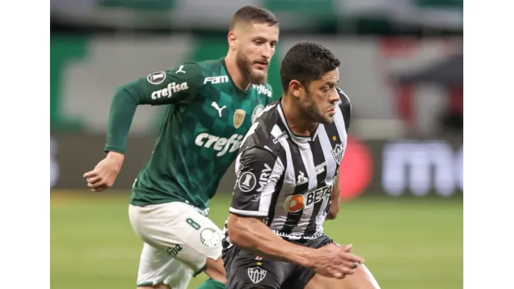 SP - Sao Paulo - 21/09/2021 - LIBERTADORES 2021, PALMEIRAS X ATLETICO MG - Ze Rafael jogador do Palmeiras disputa lance com Hulk jogador do Atletico-MG durante partida no estadio Arena Allianz Parque pelo campeonato Copa Libertadores 2021. Foto: Marcello Zambrana/AGIF
