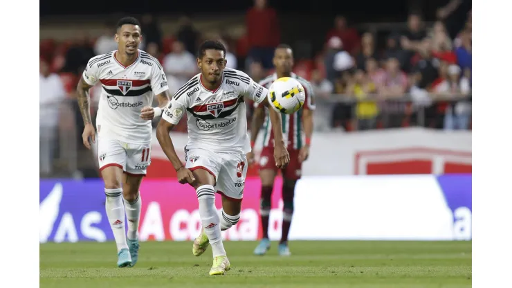 São Paulo ASSINA com atacante e dá resposta sobre envolver Talles Costa no acordo - Foto: Ricardo Moreira/Getty Images)
