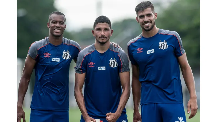 Foto: Ivan Storti/Santos FC - Noguera (à direita) troca o Nacional, vivo na Libertadores, por clube desconhecido da Arábia Saudita
