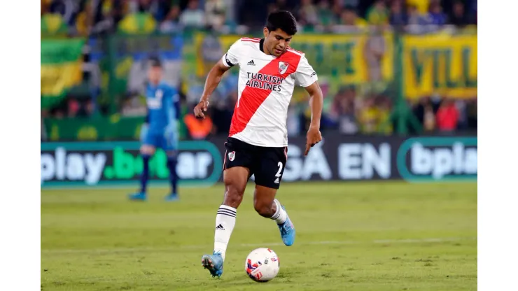 FLORENCIO VARELA, ARGENTINA - APRIL 02: Robert Rojas of River Plate plays the ball during a match between Defensa y Justicia and River Plate as part of Copa de la Liga 2022 at Estadio Norberto Tomaghello on April 2, 2022 in Florencio Varela, Argentina. (Photo by Daniel Jayo/Getty Images)
