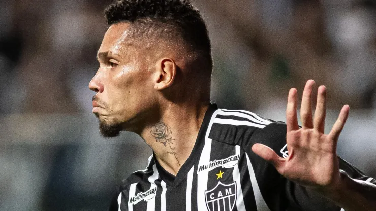 Foto: Fernando Moreno/AGIF - Paulinho jogador do Atletico-MG comemora seu gol durante partida contra o Flamengo no estadio Independencia pelo campeonato Brasileiro A 2023. 
