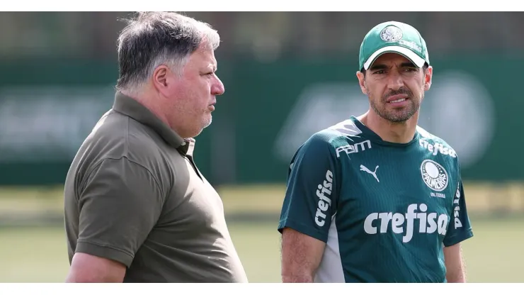 Barros tenta pedir calma a Pedro Lima por novas oportunidades no profissional e Abel já deixou claro que jovem de 20 anos está fora dos seus planos no Palmeiras
