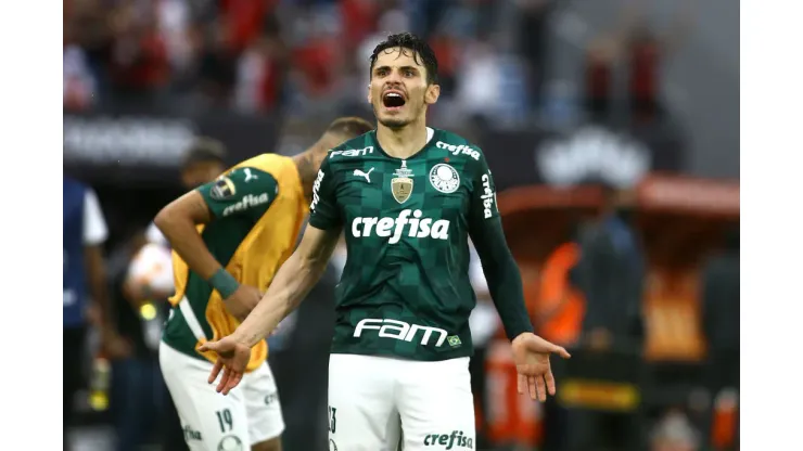 MONTEVIDEO, URUGUAY - NOVEMBER 27: Rapahel Veiga of Palmeiras celebrates after the second goal of his team scored by Deyverson of Palmeiras (not in frame) during the final match of Copa CONMEBOL Libertadores 2021 between Palmeiras and Flamengo at Centenario Stadium on November 27, 2021 in Montevideo, Uruguay. (Photo by Ernesto Ryan/Getty Images)
