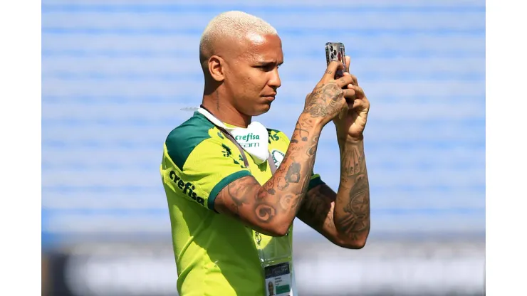 MONTEVIDEO, URUGUAY - NOVEMBER 26: Deyverson  of Palmeiras takes a pictures with his mobile phone during the field scouting ahead of  CONMEBOL Libertadores 2021final  between Palmeiras and Flamengo at Centenario Stadium on November 26, 2021 in Montevideo, Uruguay. (Photo by Buda Mendes/Getty Images)
