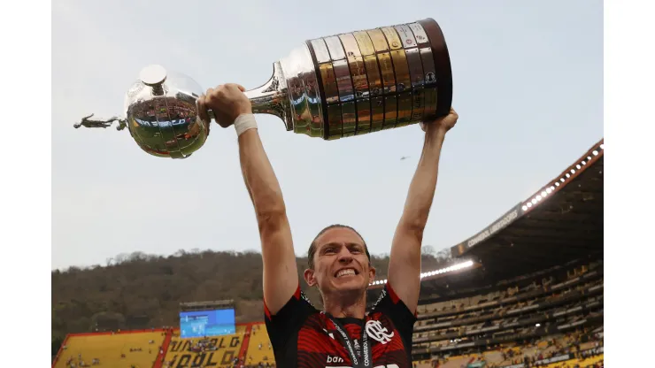 ATÉ QUANDO? Filipe Luís e Flamengo tomam decisão de sobre permanência - Foto: Buda Mendes/Getty Images)
