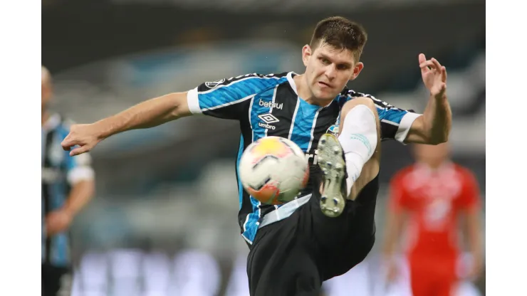 PROBLEMÃO! Kannemann volta, mas Renato perde titular em treino do Grêmio - Foto: Silvio Avila - Pool/Getty Images)
