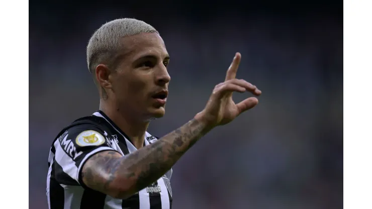 BELO HORIZONTE, BRAZIL - NOVEMBER 07: Guilherme Arana of Atletico Mineiro celebrates after scoring the first goal of his team during a match between Atletico Mineiro and America MG as part of Brasileirao Series A 2021 at Mineirao Stadium on November 07, 2021 in Belo Horizonte, Brazil. (Photo by Pedro Vilela/Getty Images)
