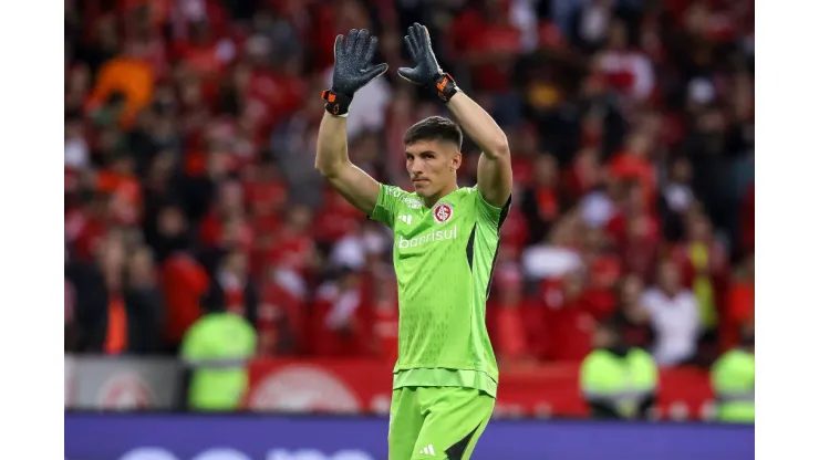 PORTO ALEGRE, BRAZIL - AUGUST 08: Sergio Rochet of Internacional acknowledges the fans during a Copa CONMEBOL Libertadores 2023 round of sixteen second leg match between Internacional and River Plate at Beira-Rio Stadium on August 08, 2023 in Porto Alegre, Brazil. (Photo by Pedro Tesch/Getty Images)
