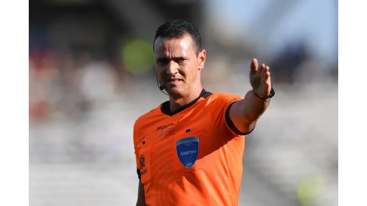 CORDOBA, ARGENTINA - OCTOBER 01: Referee Wilmar Roldán gestures during the Copa CONMEBOL Sudamericana 2022 Final match between Sao Paulo and Independiente del Valle at Mario Alberto Kempes Stadium on October 01, 2022 in Cordoba, Argentina. (Photo by Marcelo Endelli/Getty Images)
