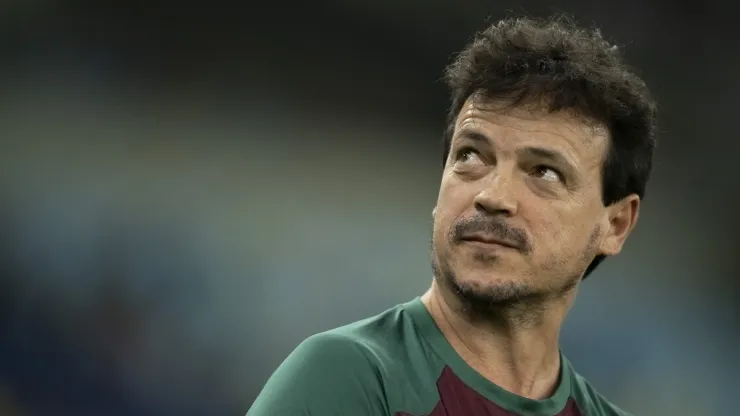 Foto: Jorge Rodrigues/AGIF - Fernando Diniz tecnico do Fluminense durante partida contra o Sporting Cristal no estadio Maracana pelo campeonato Libertadores 2023. 
