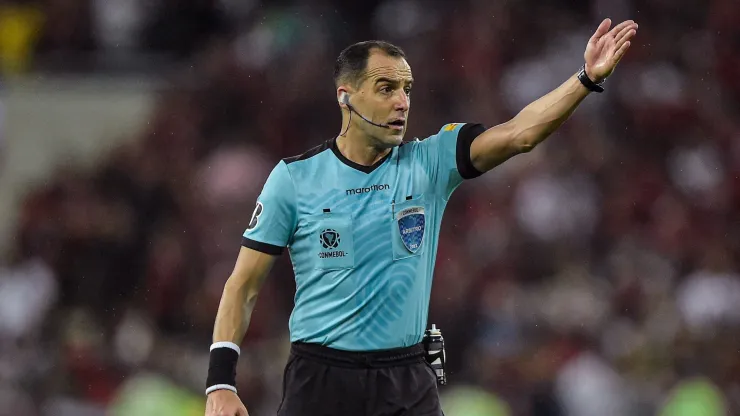 RJ - Rio de Janeiro - 09/08/2022 - LIBERTADORES 2022, FLAMENGO X CORINTHIANS - O arbitro Esteban Ostojich durante partida entre Flamengo e Corinthians no estadio Maracana pelo campeonato Copa Libertadores 2022. Foto: Thiago Ribeiro/AGIF
