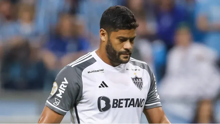 Foto: Pedro H. Tesch/AGIF - Hulk jogador do Atletico-MG lamenta chance perdida durante partida contra o Gremio no estadio Arena do Gremio pelo campeonato Brasileiro A 2023.
