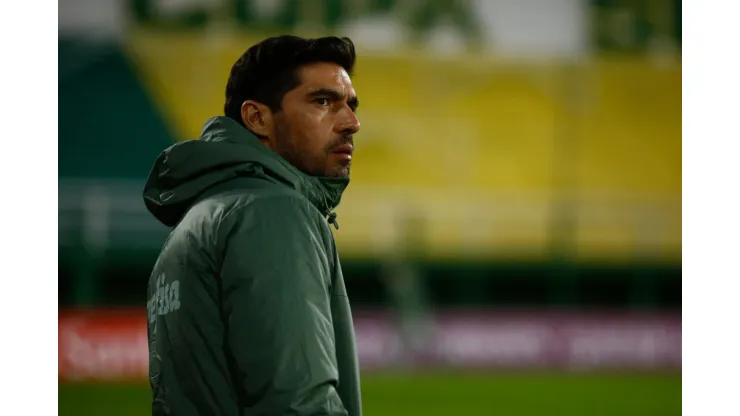 FLORENCIO VARELA, ARGENTINA - MAY 04: Abel Ferreira head coach of Palmeiras looks on during a match between Defensa y Justicia and Palmeiras as part of Group A of Copa CONMEBOL Libertadores 2021 at Estadio Norberto Tomaghello on May 04, 2021 in Florencio Varela, Argentina. (Photo by Marcos Brindicci - Pool/Getty Images)
