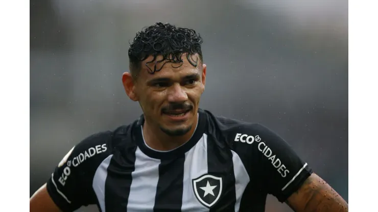 RIO DE JANEIRO, BRAZIL - JULY 2: Tiquinho Soares looks on during the match between Botafogo and Vasco Da Gama as part of Brasileirao Series A 2023 at Estadio Olimpico Nilton Santos on July 2, 2023 in Rio de Janeiro, Brazil. (Photo by Wagner Meier/Getty Images)
