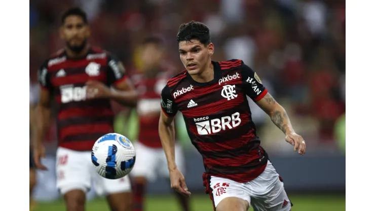 URGENTE! Ayrton Lucas aceita oferta e falta uma coisa p/saída do Flamengo -Foto: Wagner Meier/Getty Images
