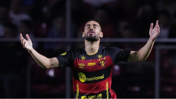  Foto: Ettore Chiereguini/AGIF - Alisson Cassiano jogador do Sport comemora seu gol durante partida contra o Sao Paulo no estadio Morumbi pelo campeonato Copa do Brasil 2023.
