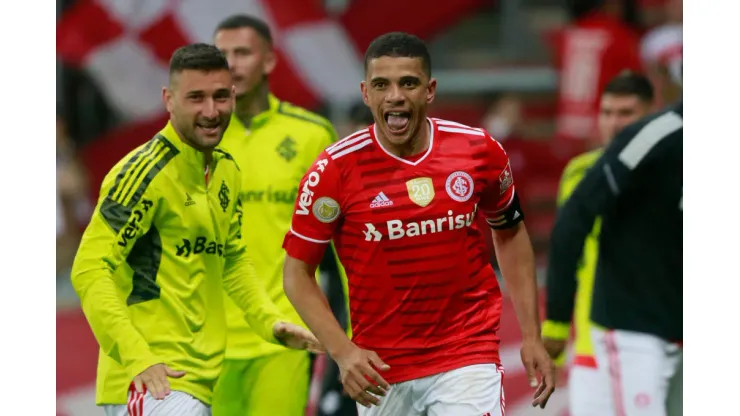 PORTO ALEGRE, BRAZIL - NOVEMBER 06: Taison (C) of Internacional celebrates after scoring his team's first goal during the match between Internacional and Gremio as part of Brasileirao Series A at Beira-Rio Stadium on November 6, 2021 in Porto Alegre, Brazil. (Photo by Silvio Avila/Getty Images)
