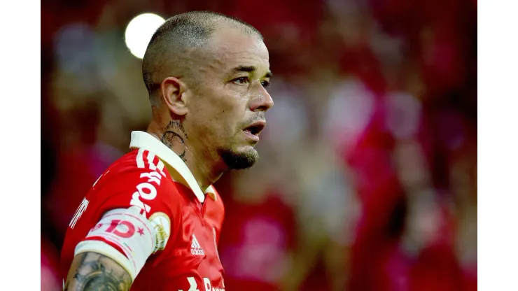 PORTO ALEGRE, BRAZIL - APRIL 17: Andrés D'Alessandro of Internacional looks on during a match between Internacional and Fortaleza as part of Brasileirao 2022 on April 17, 2022 in Porto Alegre, Brazil. (Photo by Ricardo Rimoli/Getty Images)
