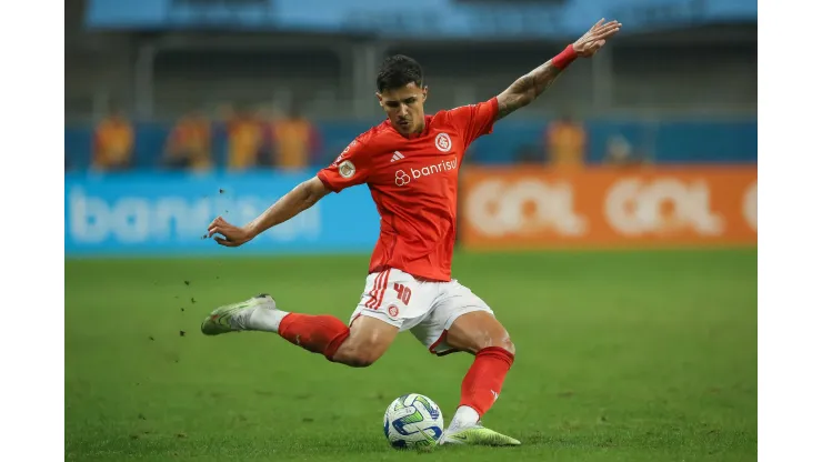 RS - PORTO ALEGRE - 21/05/2023 - BRASILEIRO A 2023, GREMIO X INTERNACIONAL - Romulo jogador do Internacional durante partida contra o Gremio no estadio Arena do Gremio pelo campeonato BRASILEIRO A 2023. Foto: Pedro H. Tesch/AGIF
