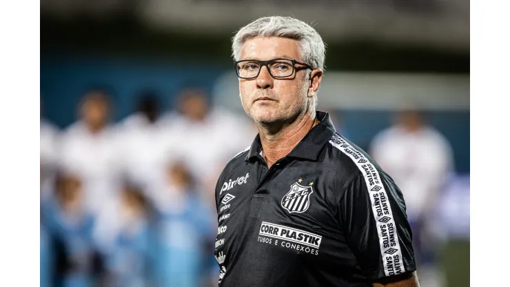 Queridinho de Odair Hellmann perde 100% de moral no Santos e vai para último lugar da fila