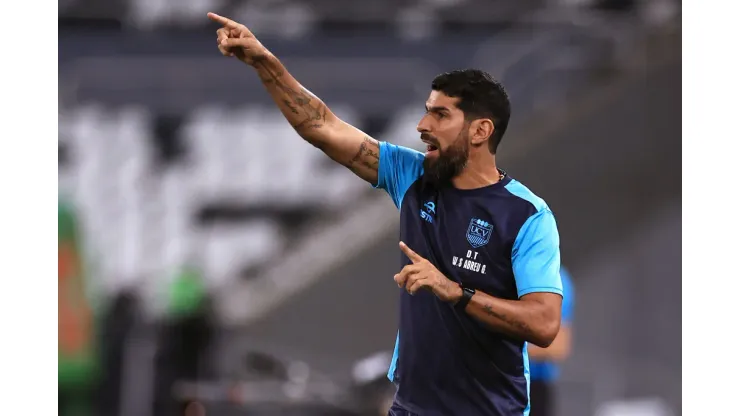 RIO DE JANEIRO, BRAZIL - APRIL 20: Sebastián Abreu head coach of Cesar Vallejo reacts during a Copa CONMEBOL Sudamericana 2023 Group A match between Botafogo and Cesar Vallejo at Estadio Olímpico Nilton Santos on April 20, 2023 in Rio de Janeiro, Brazil. (Photo by Buda Mendes/Getty Images)
