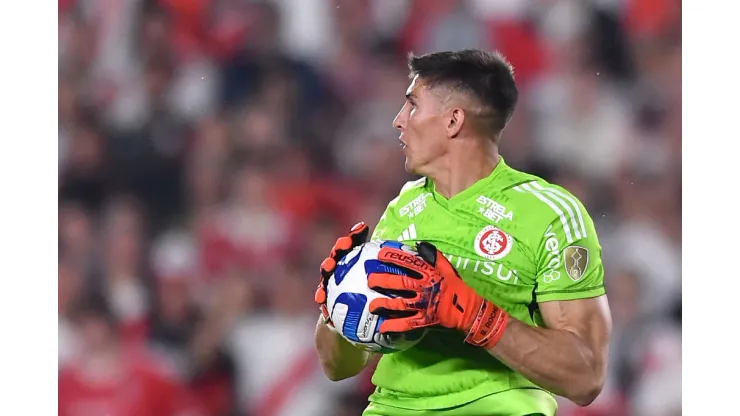 BUENOS AIRES, ARGENTINA - AUGUST 01: Sergio Rochet of Internacional makes a save during a Copa CONMEBOL Libertadores 2023 round of sixteen first leg match between River Plate and Internacional at Estadio Más Monumental Antonio Vespucio Liberti on August 01, 2023 in Buenos Aires, Argentina. (Photo by Marcelo Endelli/Getty Images)
