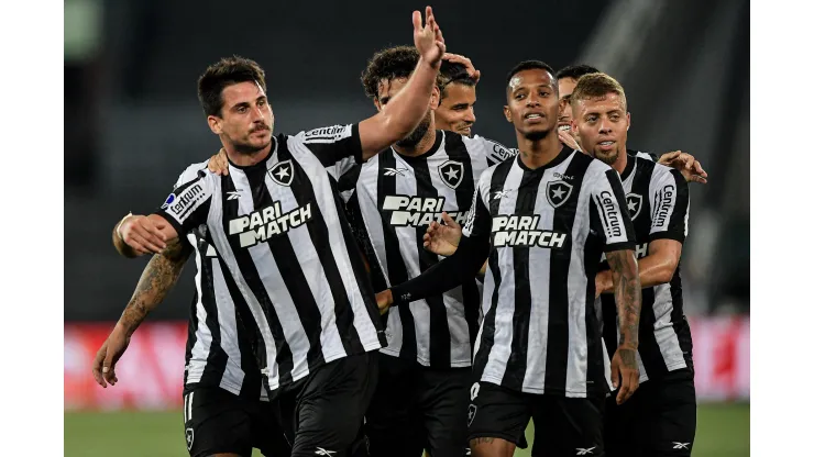 RJ - RIO DE JANEIRO - 23/08/2023 - COPA SUL-AMERICANA 2023, BOTAFOGO X DEFENSA Y JUSTICIA - Gabriel Pires jogador do Botafogo comemora seu gol com jogadores do seu time durante partida contra o Defensa y Justicia no estadio Engenhao pelo campeonato Copa Sul-Americana 2023. Foto: Thiago Ribeiro/AGIF
